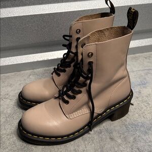 DR. MARTENS 1460 PASCAL LEATHER BOOTS NWOB!!! size 8